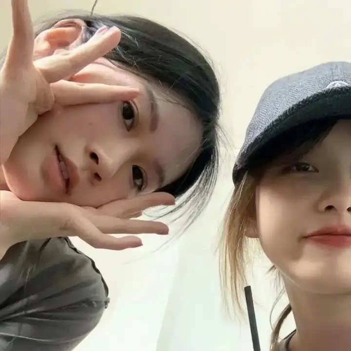 小鬼头上的女人